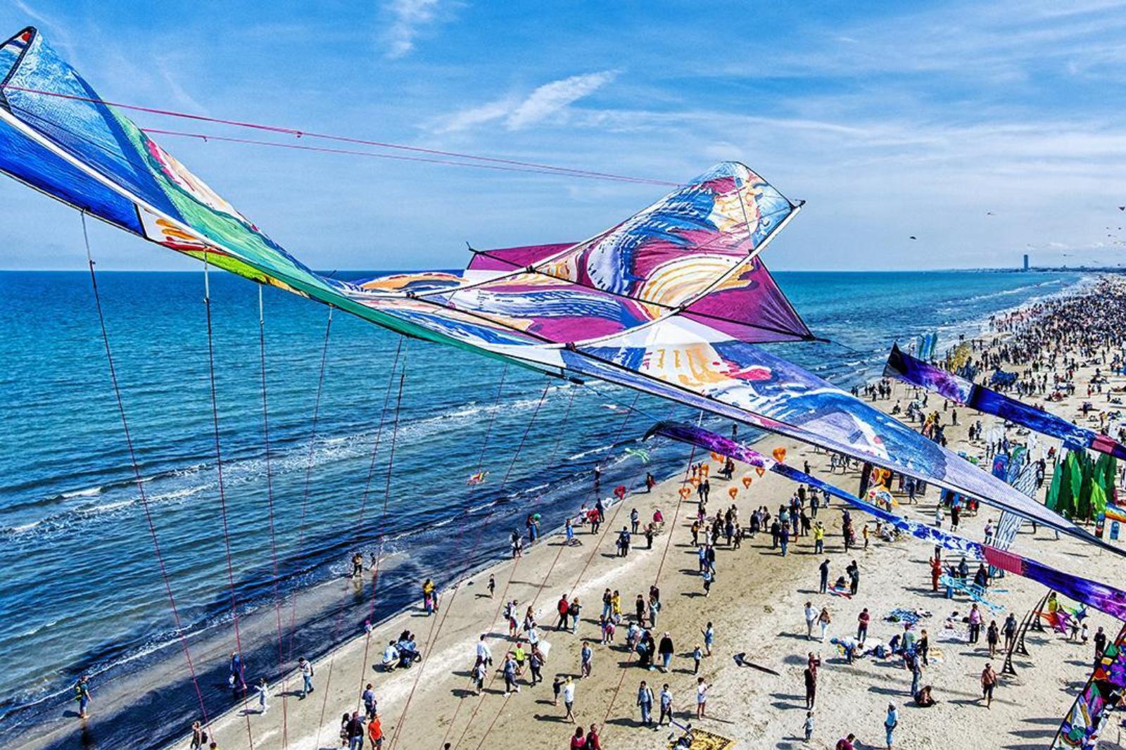Incursione no vax al festival degli aquiloni di Cervia Incursione no vax al festival degli aquiloni di Cervia