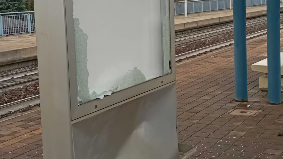 Baby vandali danneggiano la stazione