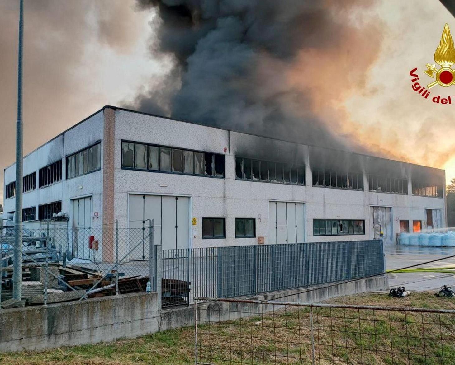 Plastisavio più forte delle fiamme: "La produzione non si interrompe" Plastisavio più forte delle fiamme: "La produzione non si interrompe"