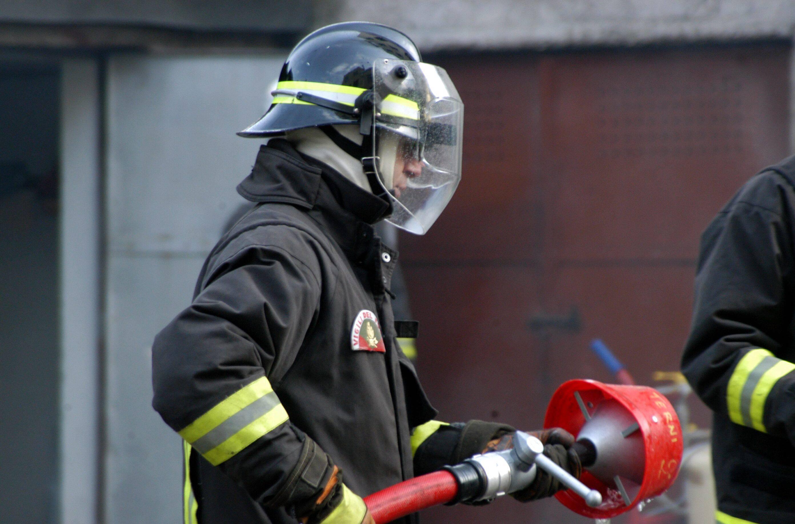 Incendio a Ravenna, fiamme dal condizionatore in via Lolli: donna salvata dai vigili del fuoco