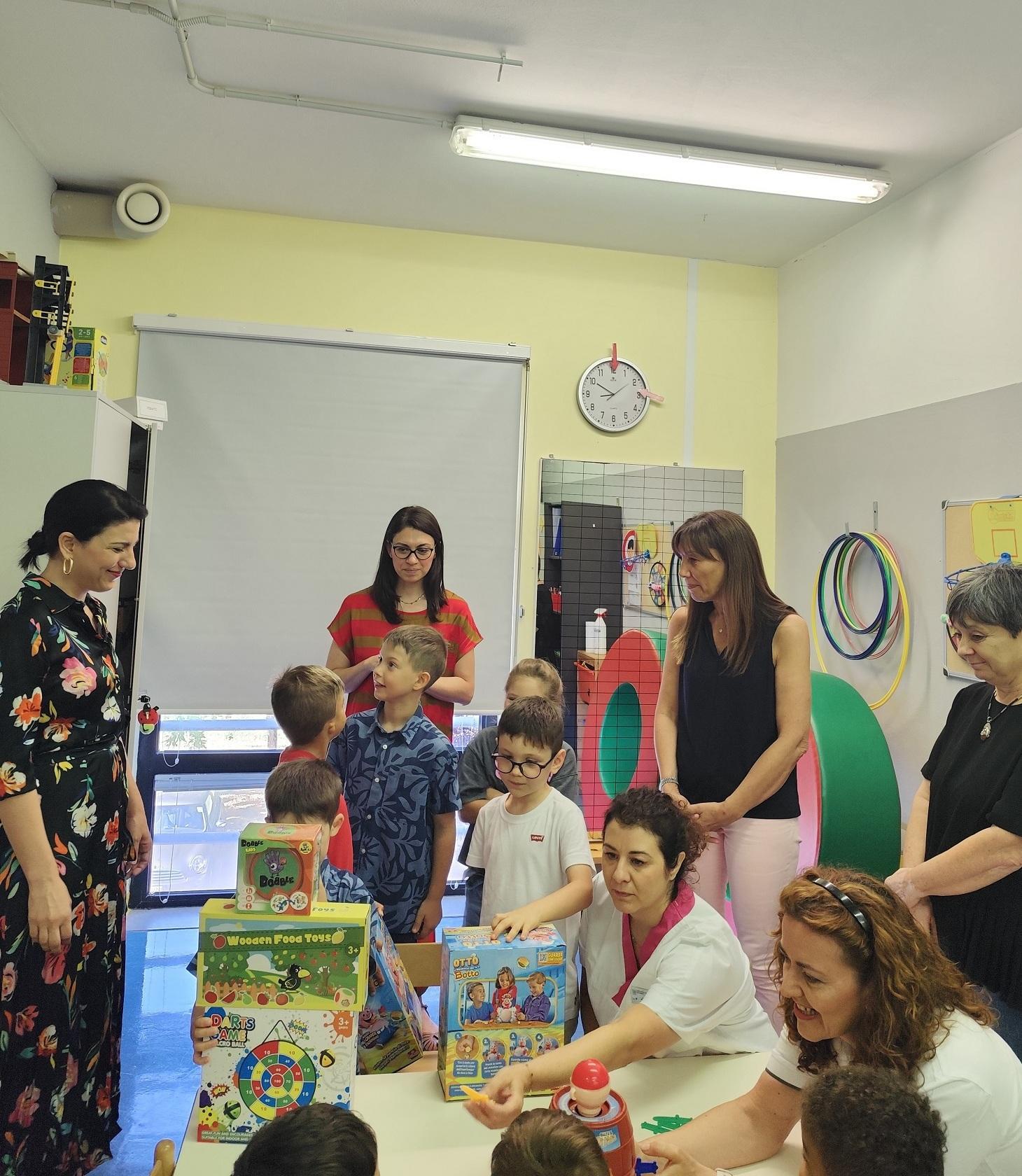 Sei bimbi generosi donano giochi all’ospedale: "Vogliamo far sorridere chi è meno fortunato di noi" Sei bimbi generosi donano giochi all’ospedale: "Vogliamo far sorridere chi è meno fortunato di noi"