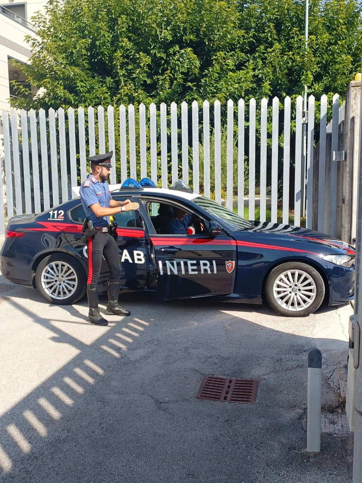 Alla rotonda bloccano l’auto dietro di loro e pestano il conducente