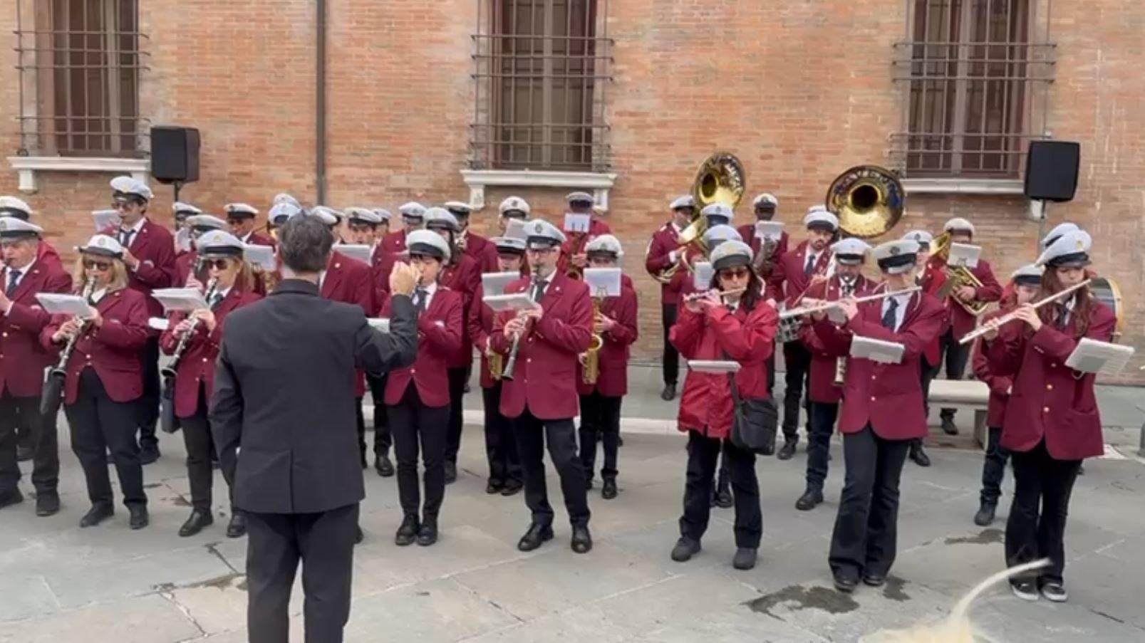 Dopo le proteste la banda torna in piazza e suona ‘Bella Ciao’ Dopo le proteste la banda torna in piazza e suona ‘Bella Ciao’