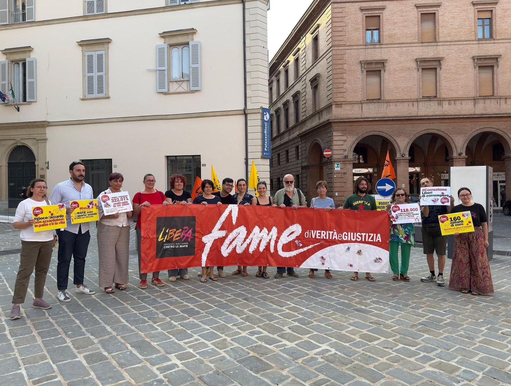 il flash mob di libera contro gioco d8217azzardo e corruzione