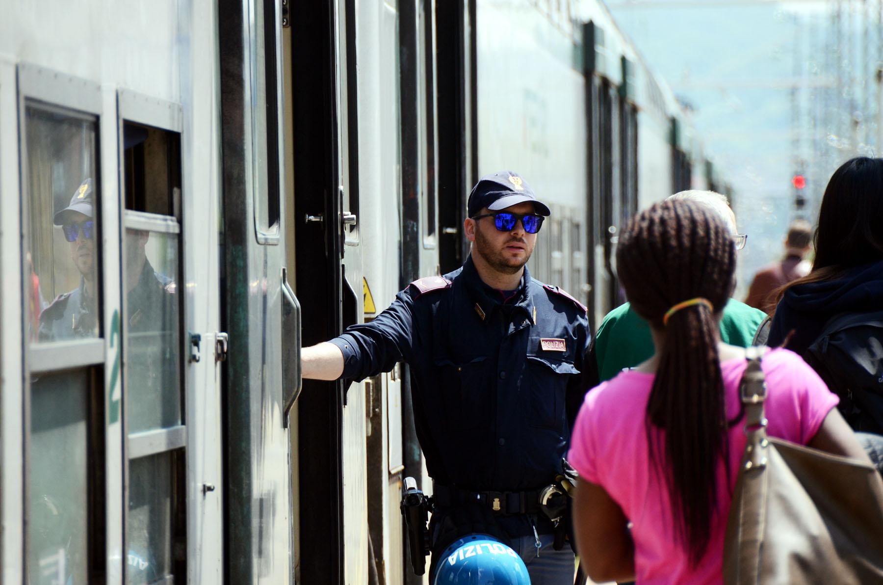 nascosto fra i vagoni del treno per 100 km soccorso a bologna un uomo di 61 anni