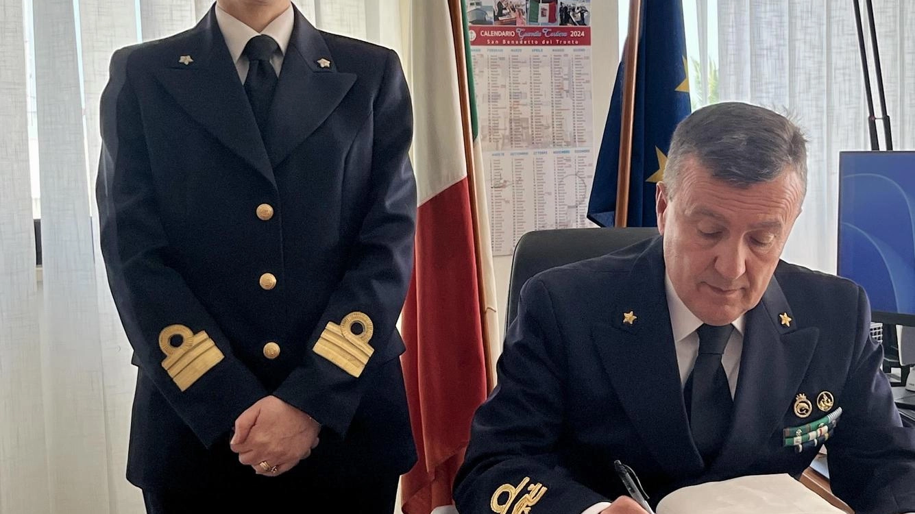 Il direttore marittimo delle Marche ha visitato la capitaneria di porto di San Benedetto con l'ammiraglio ispettore in vista del cambio al comando. Ha elogiato il personale per il loro impegno istituzionale.