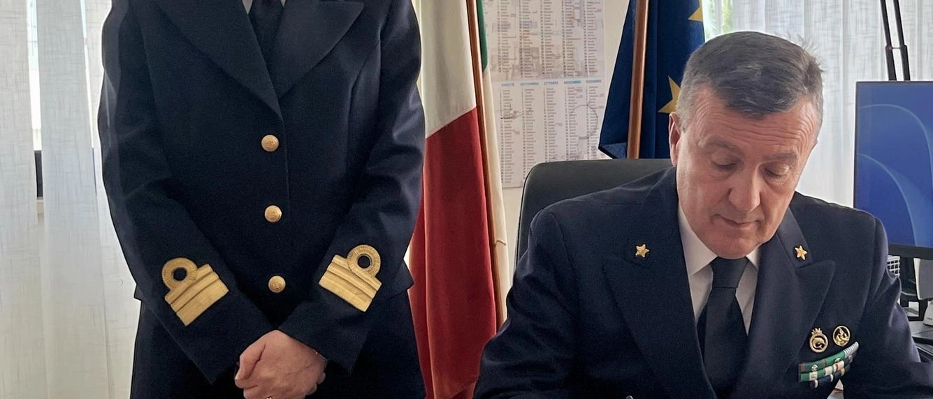 Il direttore marittimo delle Marche ha visitato la capitaneria di porto di San Benedetto con l'ammiraglio ispettore in vista del cambio al comando. Ha elogiato il personale per il loro impegno istituzionale.