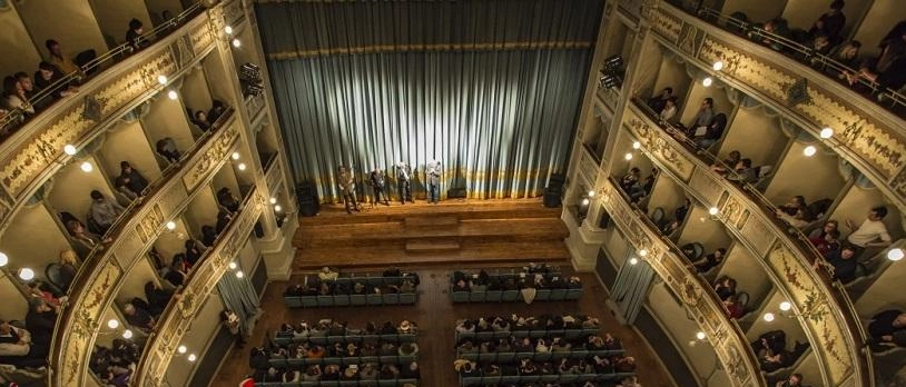 Il Teatro La Nuova Fenice di Osimo è stato dichiarato Monumento Nazionale, riconoscimento che sottolinea la sua importanza storica e culturale. Ristrutturato nel 1999, ha ospitato eventi di prestigio e anche servito da set per produzioni televisive. La legge prevede che altri teatri con almeno 100 anni di storia possano ottenere lo stesso status.