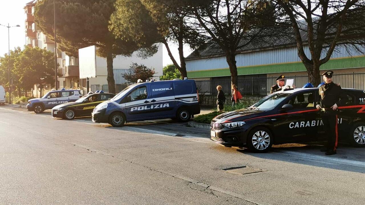 Fermo sotto controllo: massiccio dispiegamento di forze dell'ordine contro droga, furti e violenza