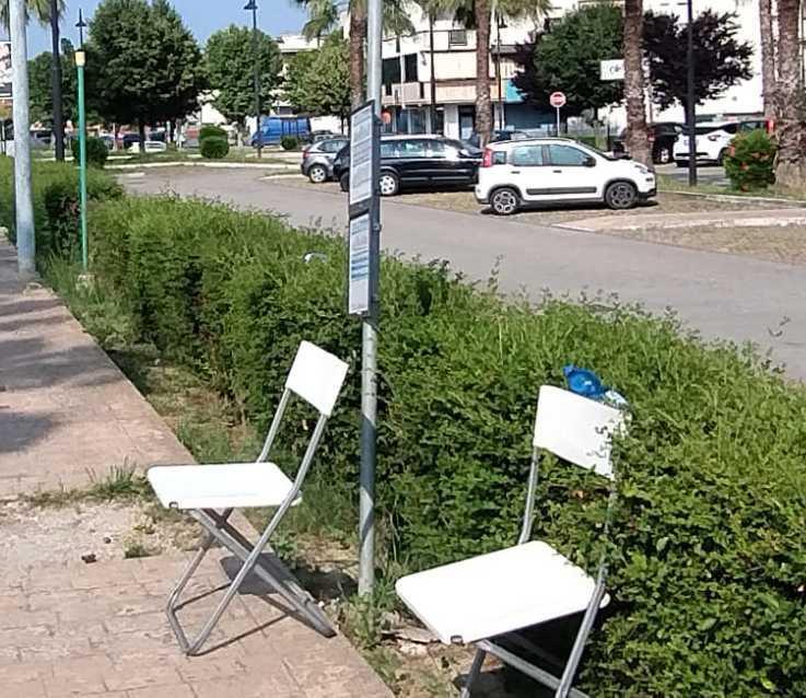 mancano le pensiline ecco le sedie