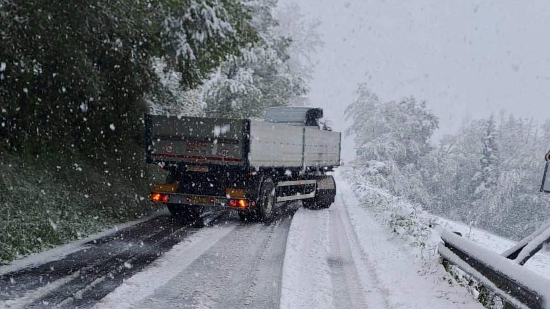Un camion in una strada del nostro Appennino (località Savoniero) con difficoltà a procedere causa neve