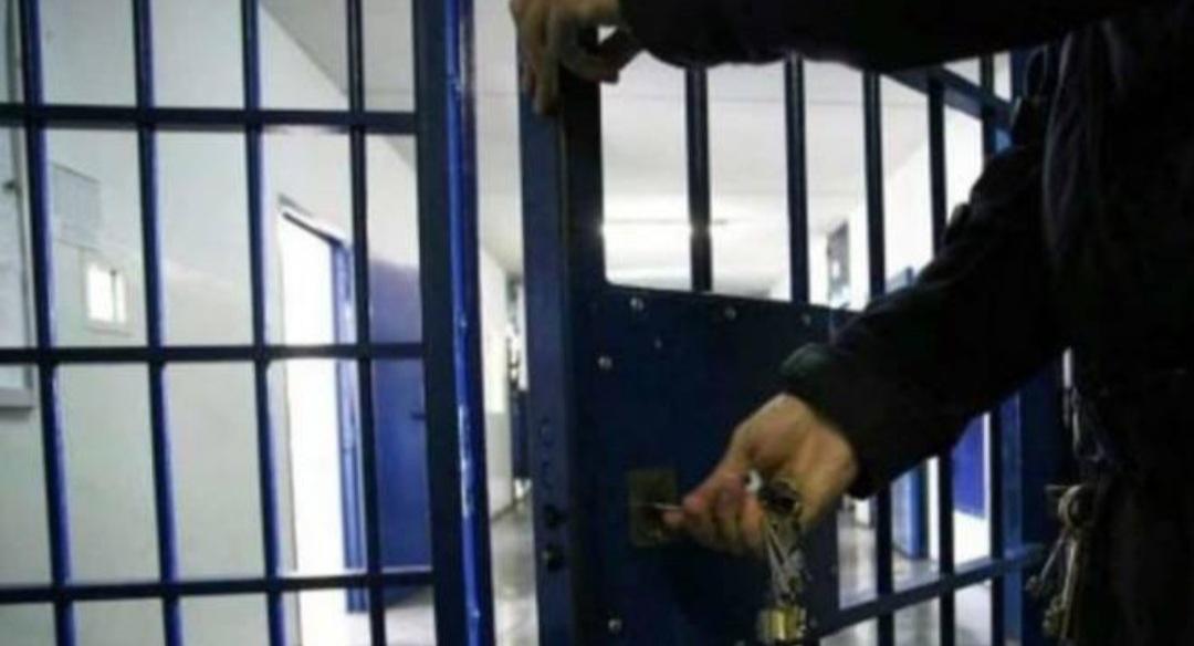 Violenta aggressione al carcere di Ascoli, detenuto rompe il naso a due poliziotti Violenta aggressione al carcere di Ascoli, detenuto rompe il naso a due poliziotti