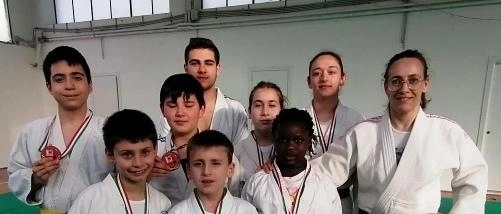 Il Cus Macerata ha conquistato sette medaglie al 1° Trofeo Settempeda di judo, celebrando i 20 anni della scuola J-Etic. Prestazioni di spicco di atleti come Lorenzo Stacchiotti e Angelica Picciola hanno brillato nella competizione.