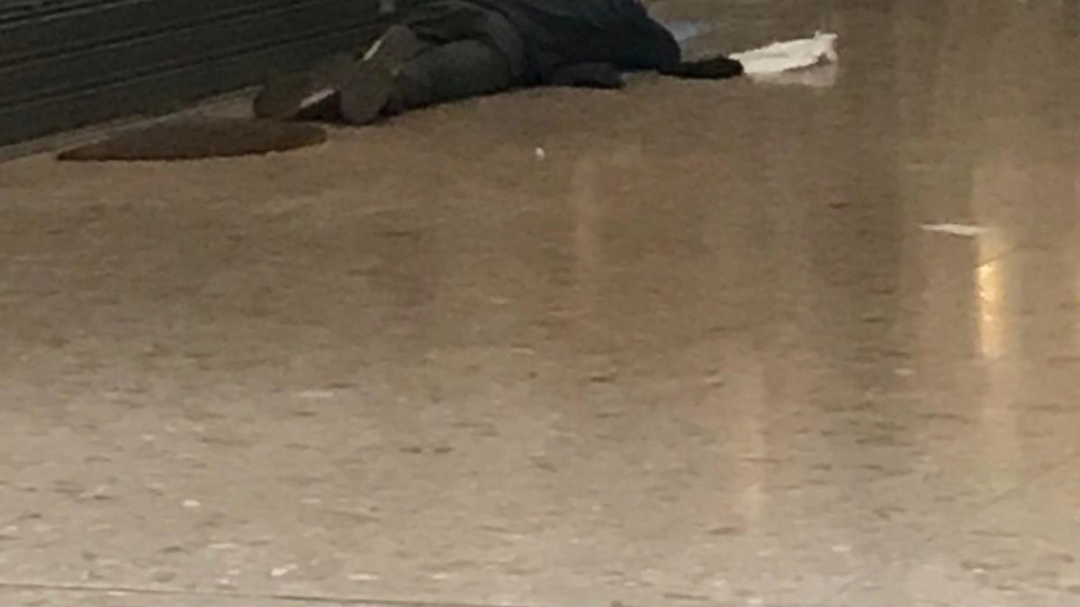 Un balordo ubriaco trovato a dormire in centro storico, lasciando rifiuti. Commerciante denuncia degrado e mancanza di controllo dopo i fatti di Capodanno.