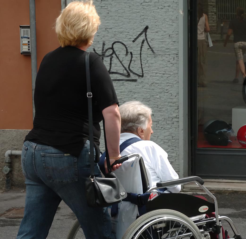 Svuotò i conti dell’anziano: condannata