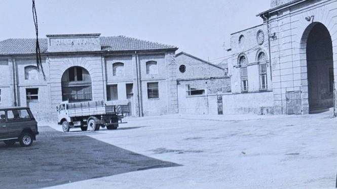 Il vecchio macello comunale di via Serra, chiuso nel 1987, giace abbandonato e in degrado a San Zaccaria. Diverse proposte sono state avanzate per il recupero, tra cui la trasformazione in ostello e ristoranti.