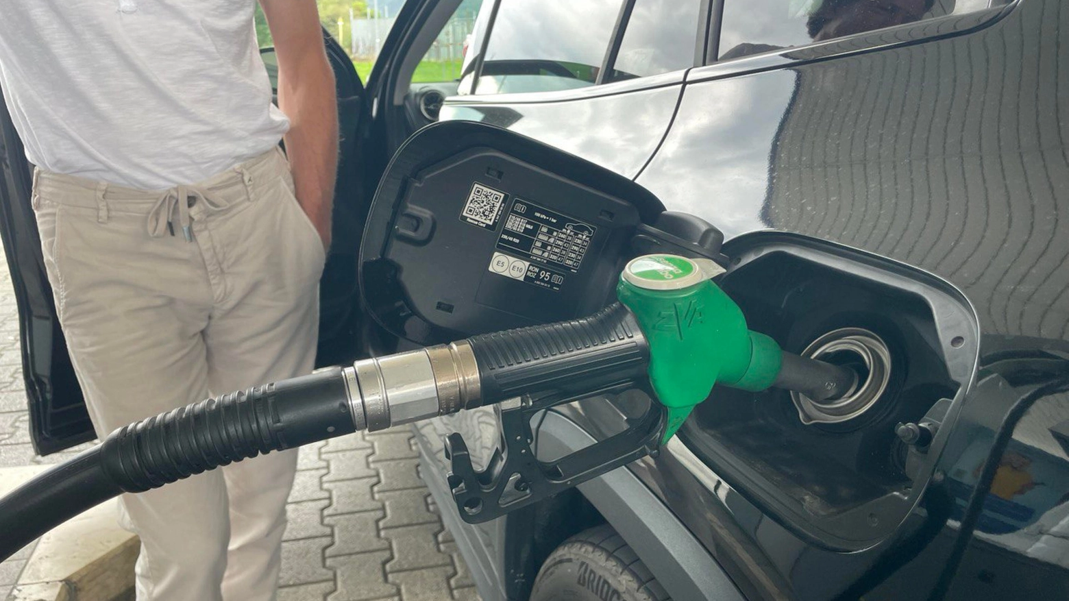 Rifornimento di benzina al distributore: foto generica