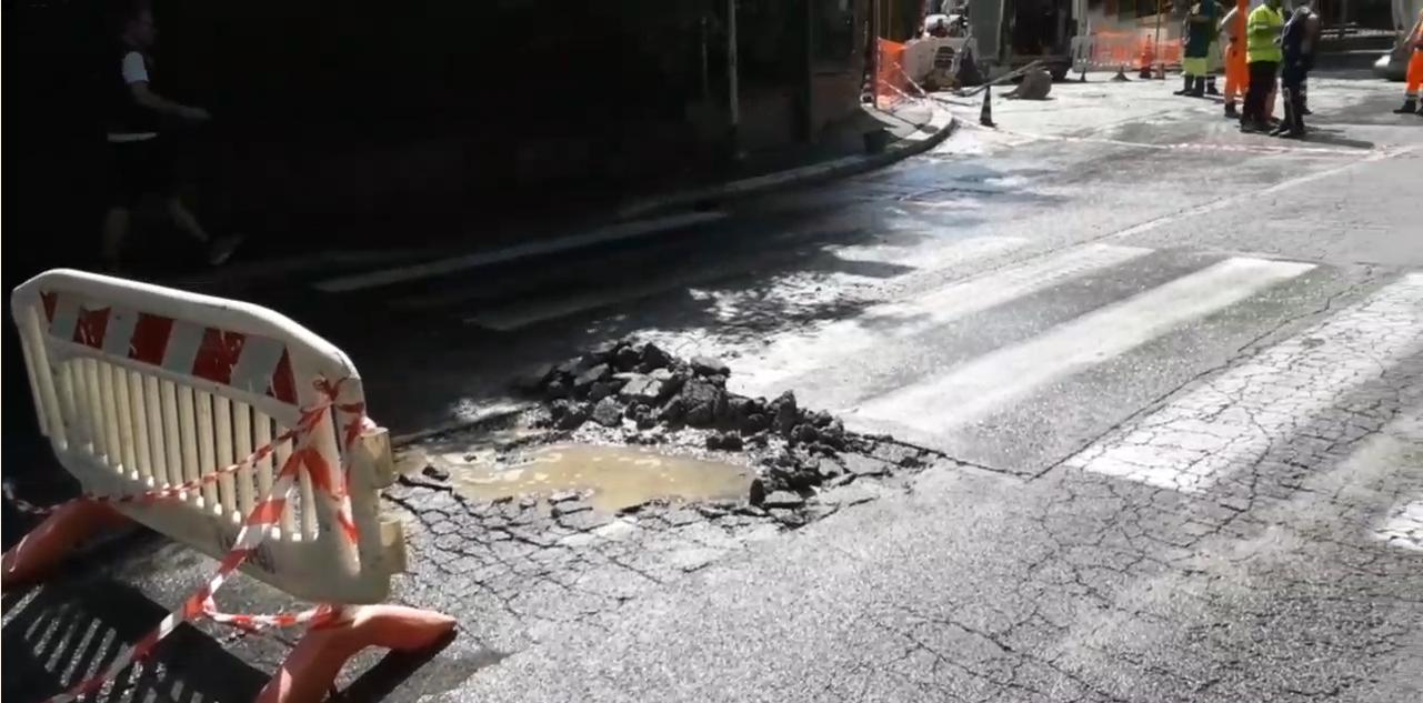 guasto in via castiglione a bologna i viali diventano un fiume video