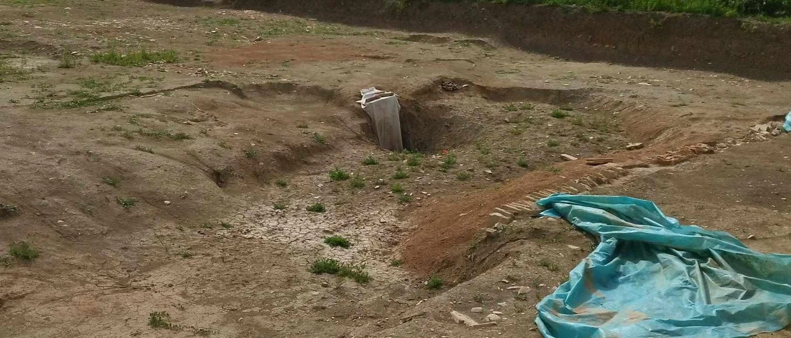 Il sito archeologico romano di via della Madonna a Forlimpopoli è stato abbandonato dopo la ri-scoperta, con stratigrafia danneggiata. Critiche all'amministrazione e alla soprintendenza per la gestione del sito.