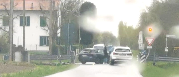Lo scontro è avvenuto a Sant’Agata Bolognese, due persone sono rimaste ferite. Sul posto è intervenuto il 118, con tre ambulanze e un’automedica