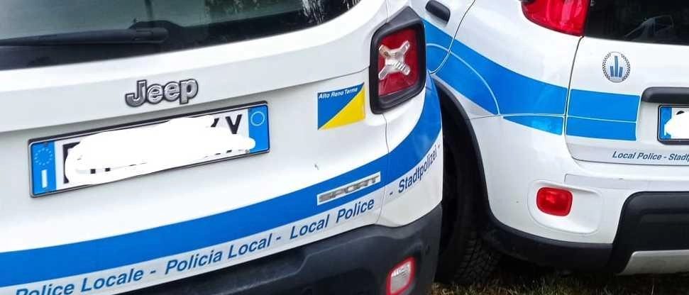 La polizia di Forlì ha arrestato due persone straniere per resistenza, minacce e lesioni a pubblico ufficiale, mentre altre tre sono state denunciate. Gli agenti intervenuti per un assembramento vicino alla stazione ferroviaria sono stati minacciati con un collo di bottiglia, reagendo con spray urticante.