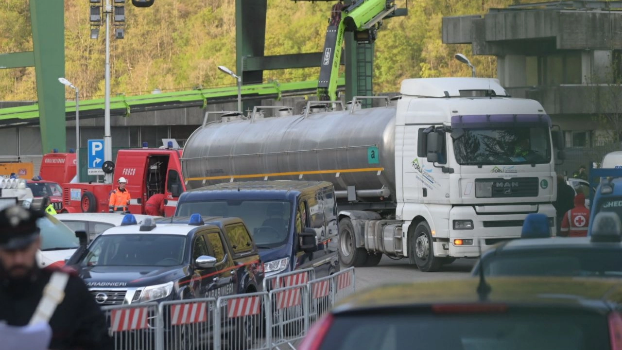 Le autobotti portano via l'acqua inquinata estratta dalla centrale (foto Schicchi)