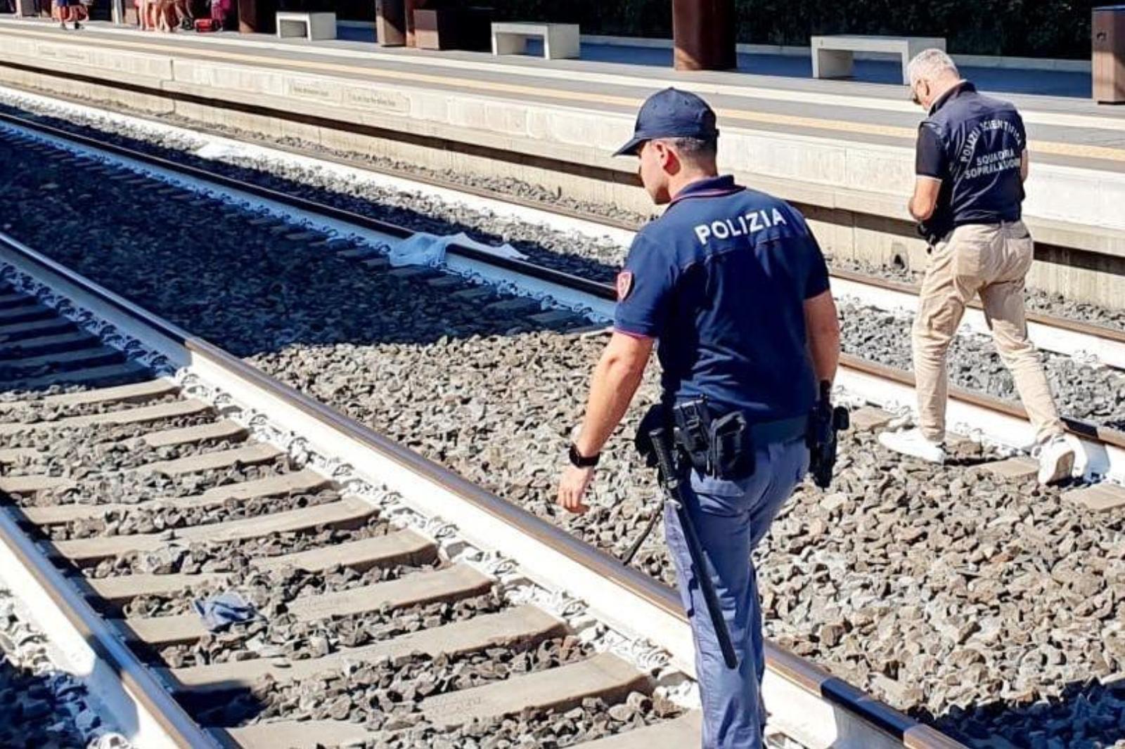 Sale treno da Ilrestodelcarlino.it Sale su un treno e tocca l’alta tensione | muore folgorato a 19 anni