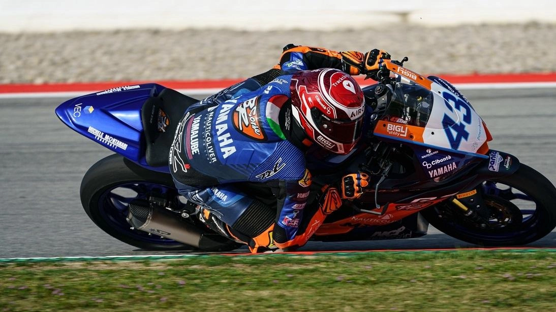 Il pilota fanese Marco Gaggi ha iniziato la sua quinta stagione consecutiva nel Mondiale Superbike Supersport 300 con un nono e un decimo posto a distanza minima dai primi. Nella tappa di Montmeló, ha ottenuto punti importanti gestendo una gara combattuta e caotica.