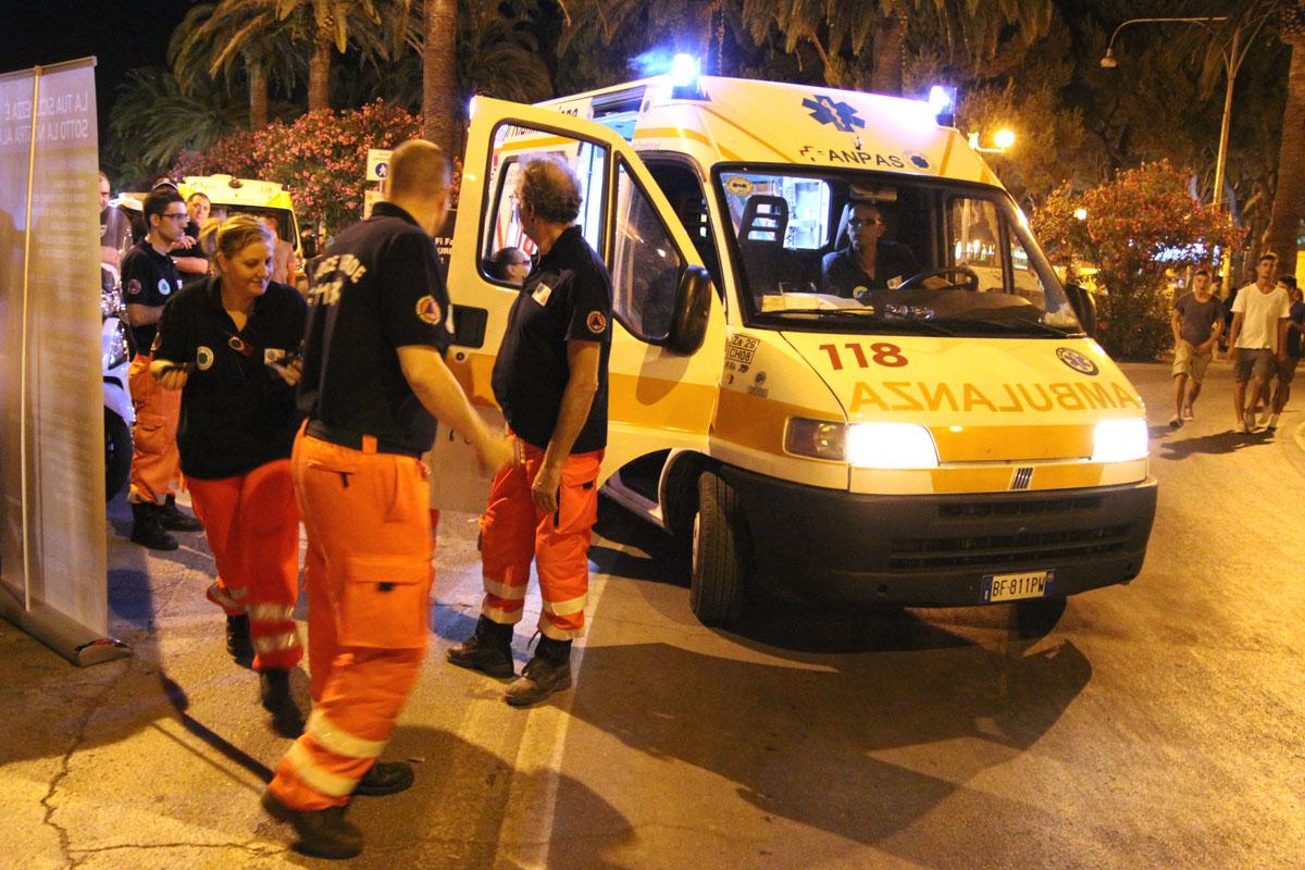 Rapina violenta, turista picchiato e rapinato sulla spiaggia Rapina violenta, turista picchiato e rapinato sulla spiaggia