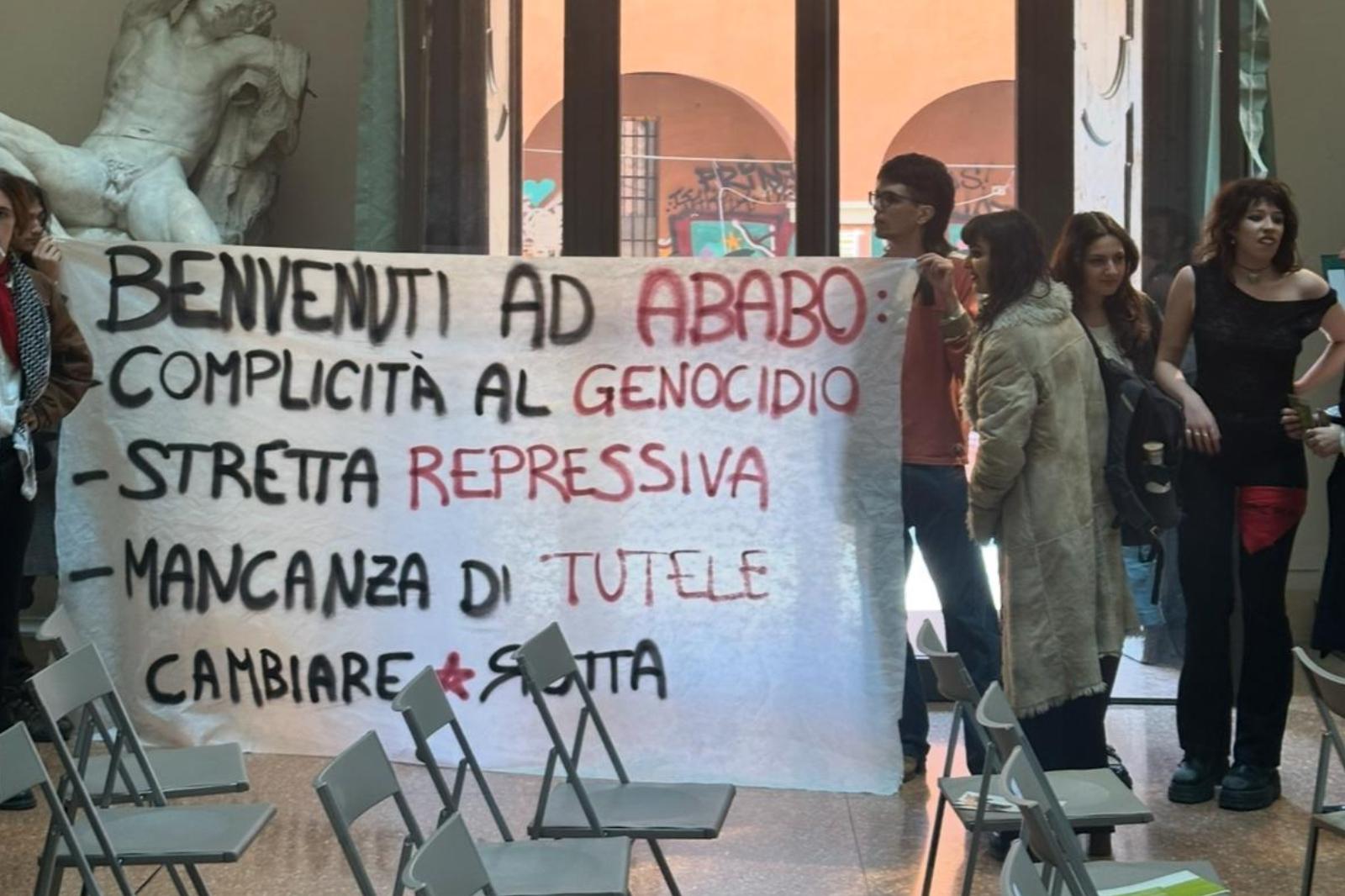 Protesta all’Accademia da Ilrestodelcarlino.it Protesta all’Accademia delle Belle Arti di Bologna striscione e fumogeni Video