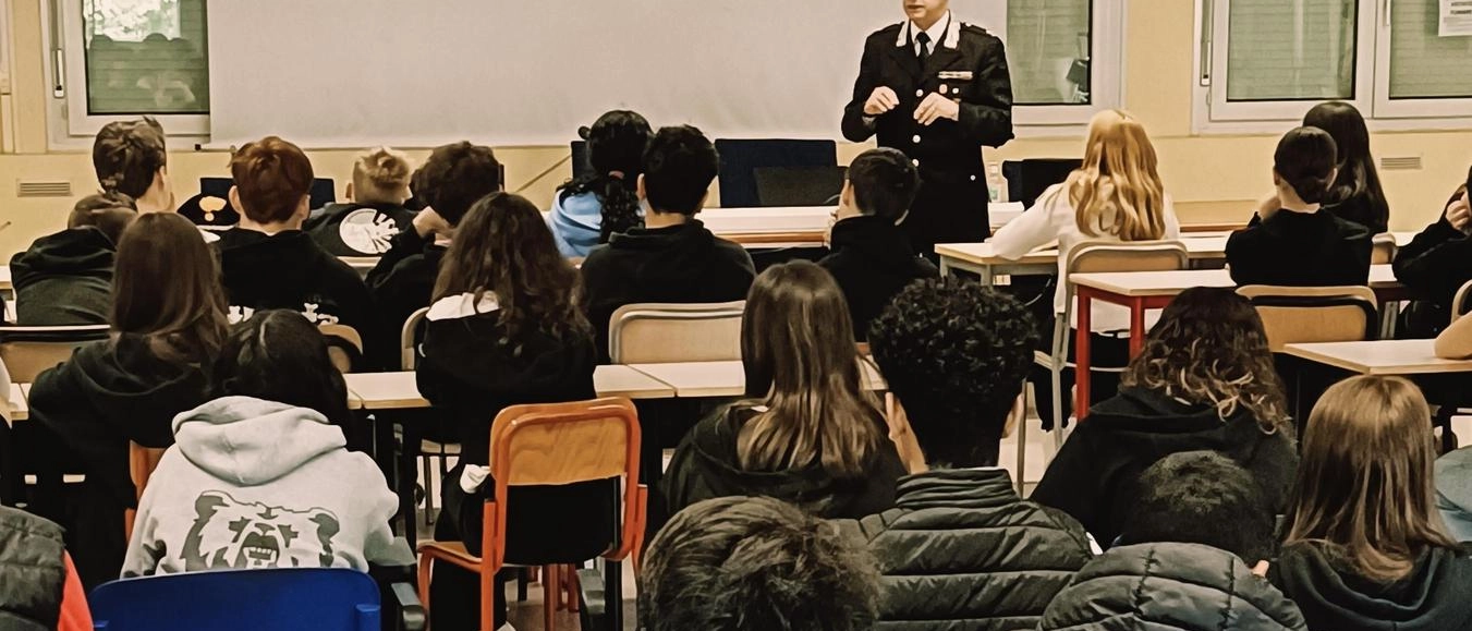 Nell'Istituto Comprensivo "Bernagozzi" di Portomaggiore, i Carabinieri hanno tenuto una lezione sulla legalità e il senso civico per 250 studenti, affrontando tematiche cruciali come sicurezza stradale, bullismo e cyberbullismo.