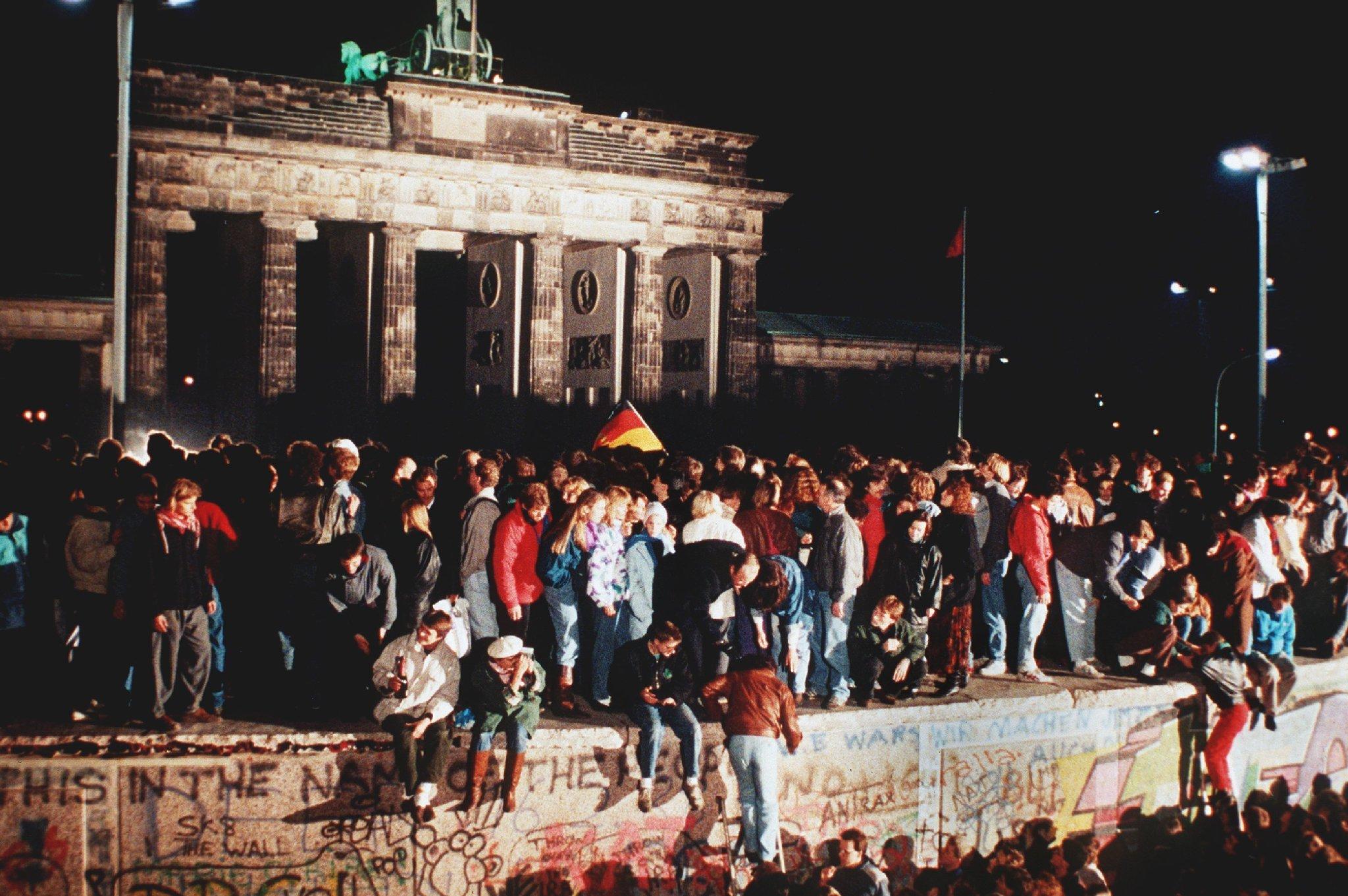 1989 Muro di Berlino addio. Il crollo dei regimi dell’Est Europa. Dopo 28 anni la città di nuovo unita 1989 Muro di Berlino addio. Il crollo dei regimi dell’Est Europa. Dopo 28 anni la città di nuovo unita