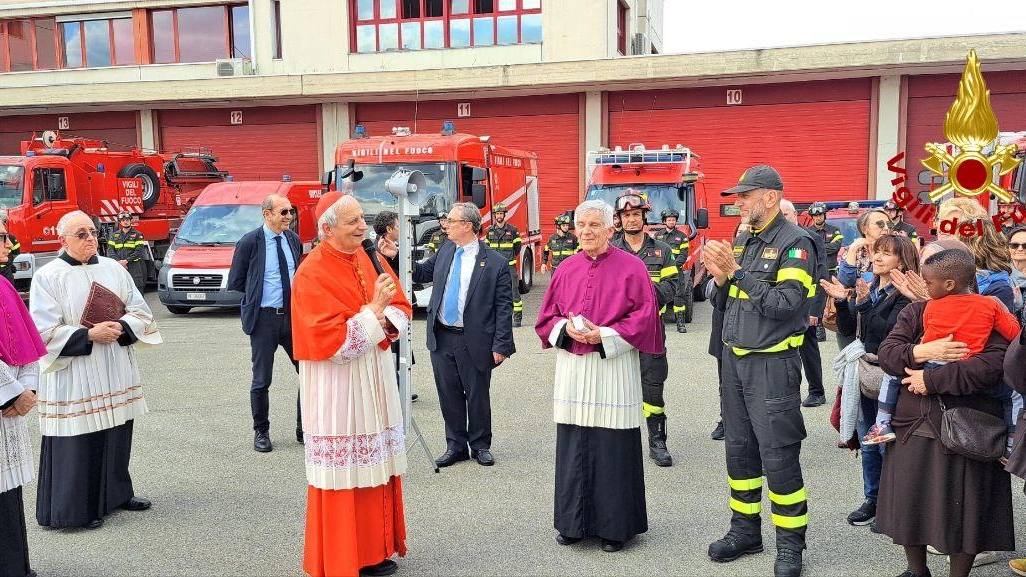 Il cardinale Zuppi e la Madonna di San Luca presso il Comando Vigili del Fuoco di Bologna. Presente il Comandante Calogero Turturici e il personale in servizio