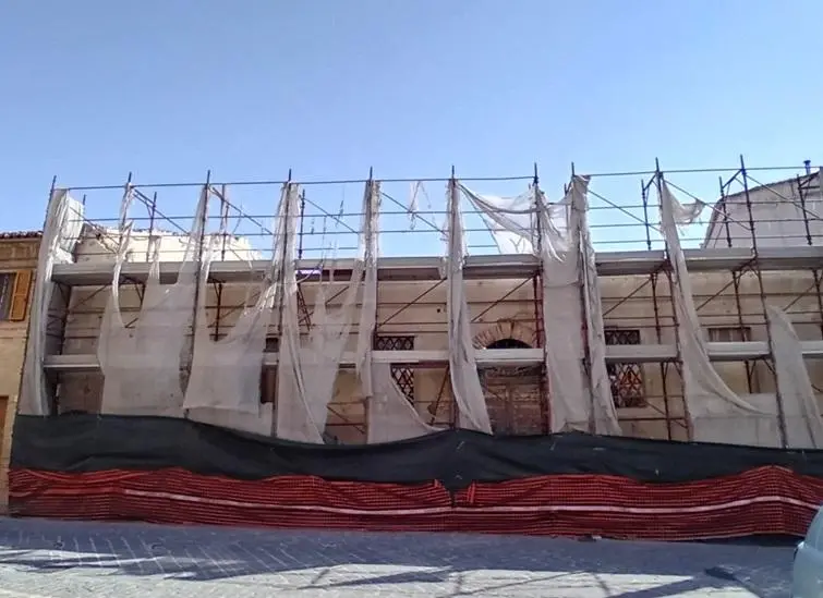 "Via quell’impalcatura pericolosa"