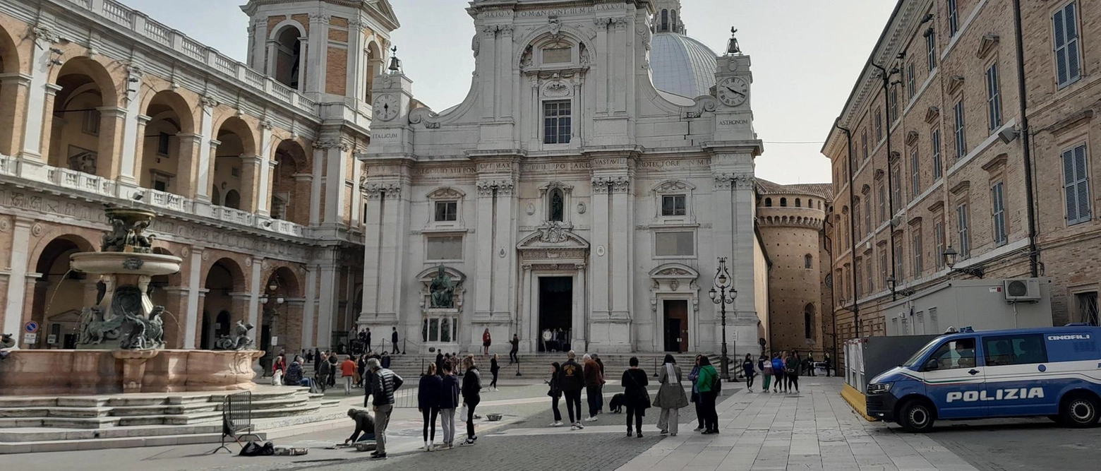 Loreto si prepara al Giubileo 2025 con interventi di riqualificazione e illuminazione. La basilica, importante santuario mariano, contribuisce al turismo religioso in Italia. Il Comune respinge l'installazione di un'antenna per preservare il paesaggio e la salute dei cittadini.