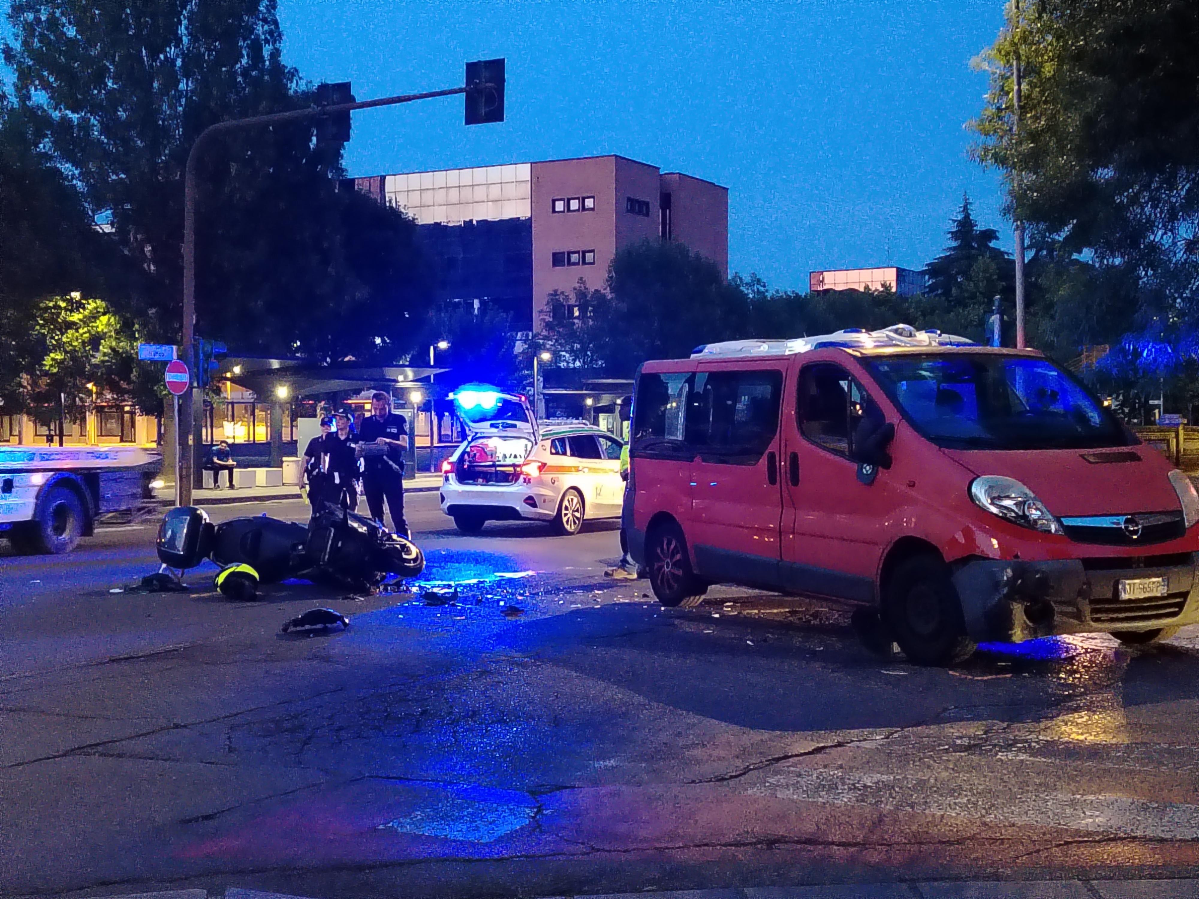 Incidente moto furgone in circonvallazione a Reggio Emilia: ferito il centauro Incidente moto furgone in circonvallazione a Reggio Emilia: ferito il centauro
