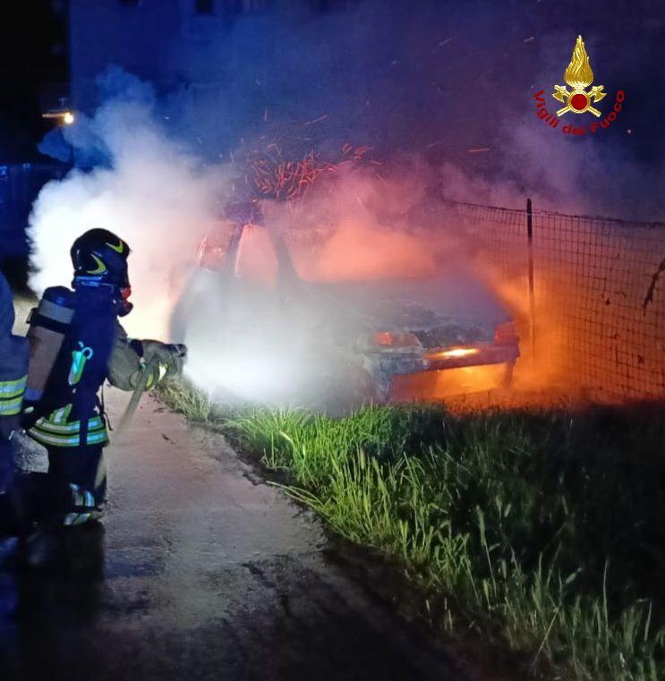 auto in fiamme nella notte a cadelbosco e albinea