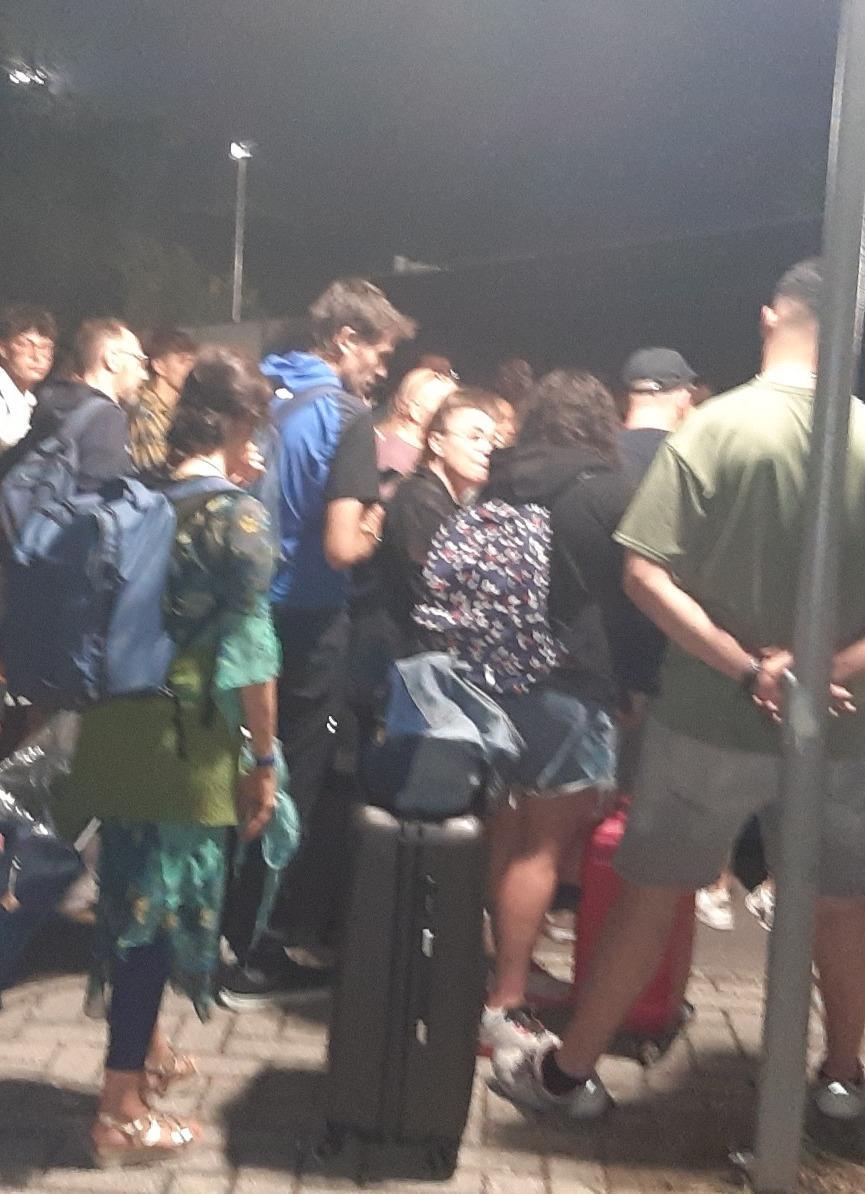 "Soppresso l’ultimo treno da Roma, odissea per tornare nelle Marche" "Soppresso l’ultimo treno da Roma, odissea per tornare nelle Marche"