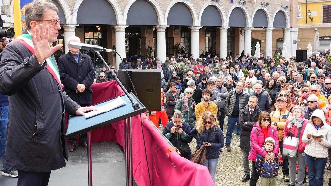 Circa 2500 persone hanno seguito la cerimonia , il sindaco: "Questa data non può essere divisiva". Soliani, vicepresidente nazionale di Anpi: "Troppe guerre nel mondo, la Resistenza è adesso".