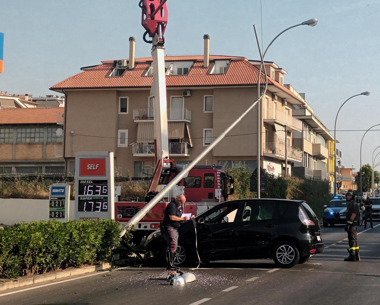 Riviera, incidenti e troppo alcol. Vandali bloccano il sottopasso Riviera, incidenti e troppo alcol. Vandali bloccano il sottopasso