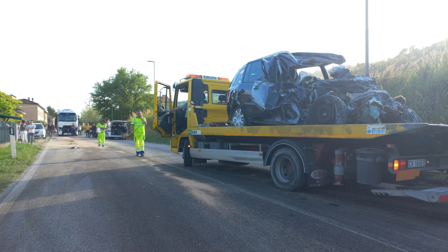 La tragedia di Vallefoglia: ecco com'è ridotta l'auto della donna dopo il terribile impatto con il camion