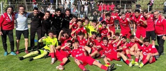 L'Ancona U17 vince il campionato pareggiando contro il Latina. Una storia di successo frutto di duro lavoro e determinazione. Complimenti alla squadra e al mister Bilò per il meritato risultato.