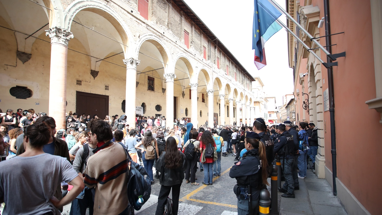 Caso scuole Besta a Bologna, il presidio in centro. Alcuni cronisti contestati davanti al tribunale (FotoSchicchi)