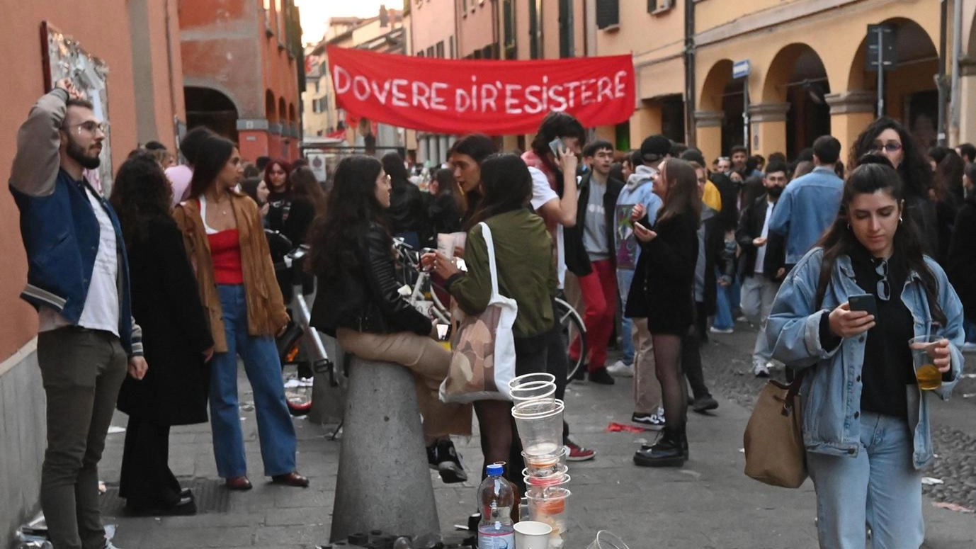 Il 25 aprile al Pratello. Muro di Fratelli d’Italia: "La festa va spostata. Basta con il solito caos"