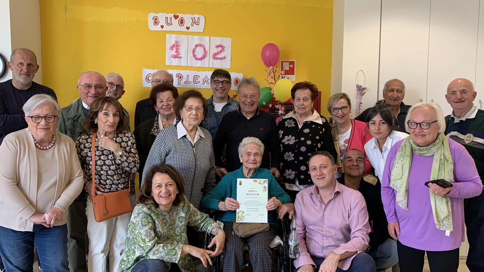 Teresa Montuschi, 102 anni, in ottima forma, festeggiata a Cotignola. Gioca a carte, pedala e riceve auguri per il traguardo centenario.