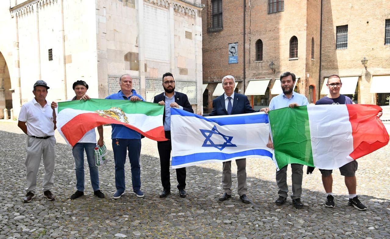Presidio a sostegno di Israele: "Dalla parte di libertà e democrazia" Presidio a sostegno di Israele: "Dalla parte di libertà e democrazia"