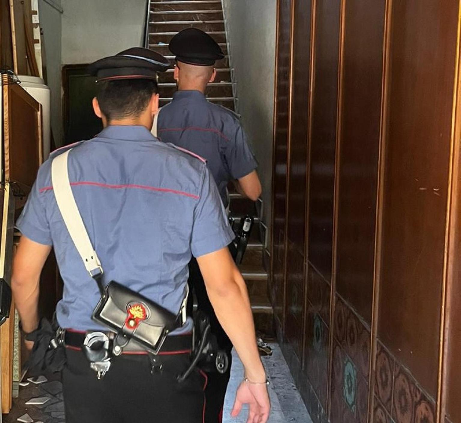 litiga con la compagna per gelosia poi tenta di accoltellare i carabinieri