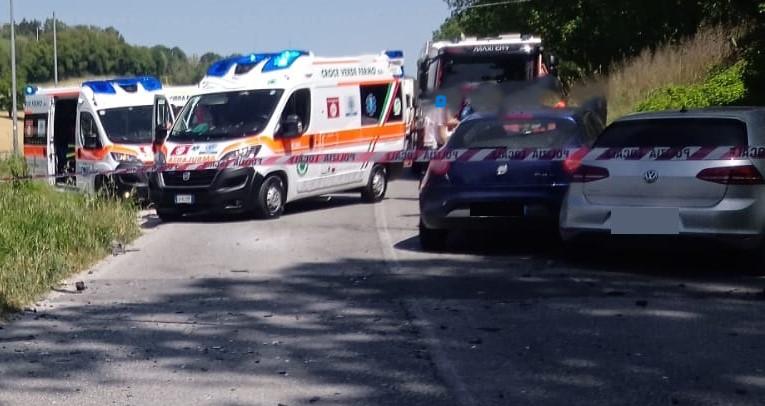 Carambola di tre auto, una finisce fuori strada: 4 feriti tra cui una bimba di pochi mesi