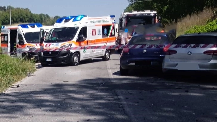 Soccorsi in massa sulla Provinciale Valdete nel Fermano: sul posto un'auto medica, due ambulanze, l'elisoccorso, i vigili del fuoco e la polizia municipale