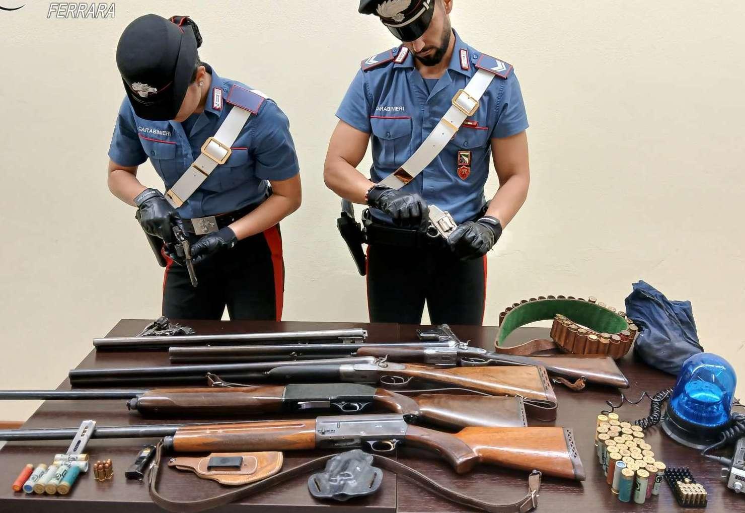 minaccia i ragazzini con la pistola in casa ha un arsenale arrestato